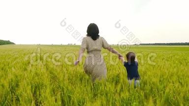 一位<strong>年轻</strong>的<strong>母亲</strong>和她的孩子慢吞吞地<strong>牵</strong>着手跑过一片青黄相接的麦田